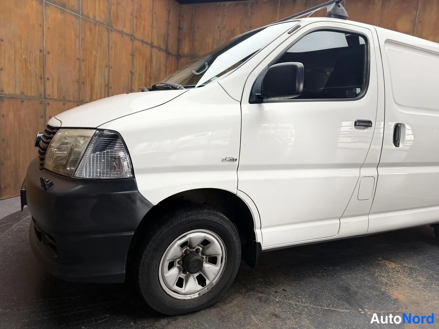 Valkoinen Toyota Hiace 2008, etuviisto, keula vasemmalle, kuva 3