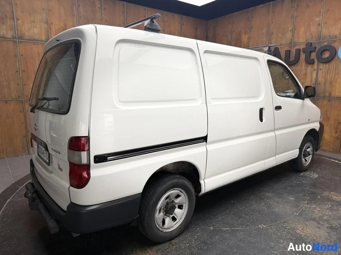 Valkoinen Toyota Hiace 2008, takaviisto, kuva 12