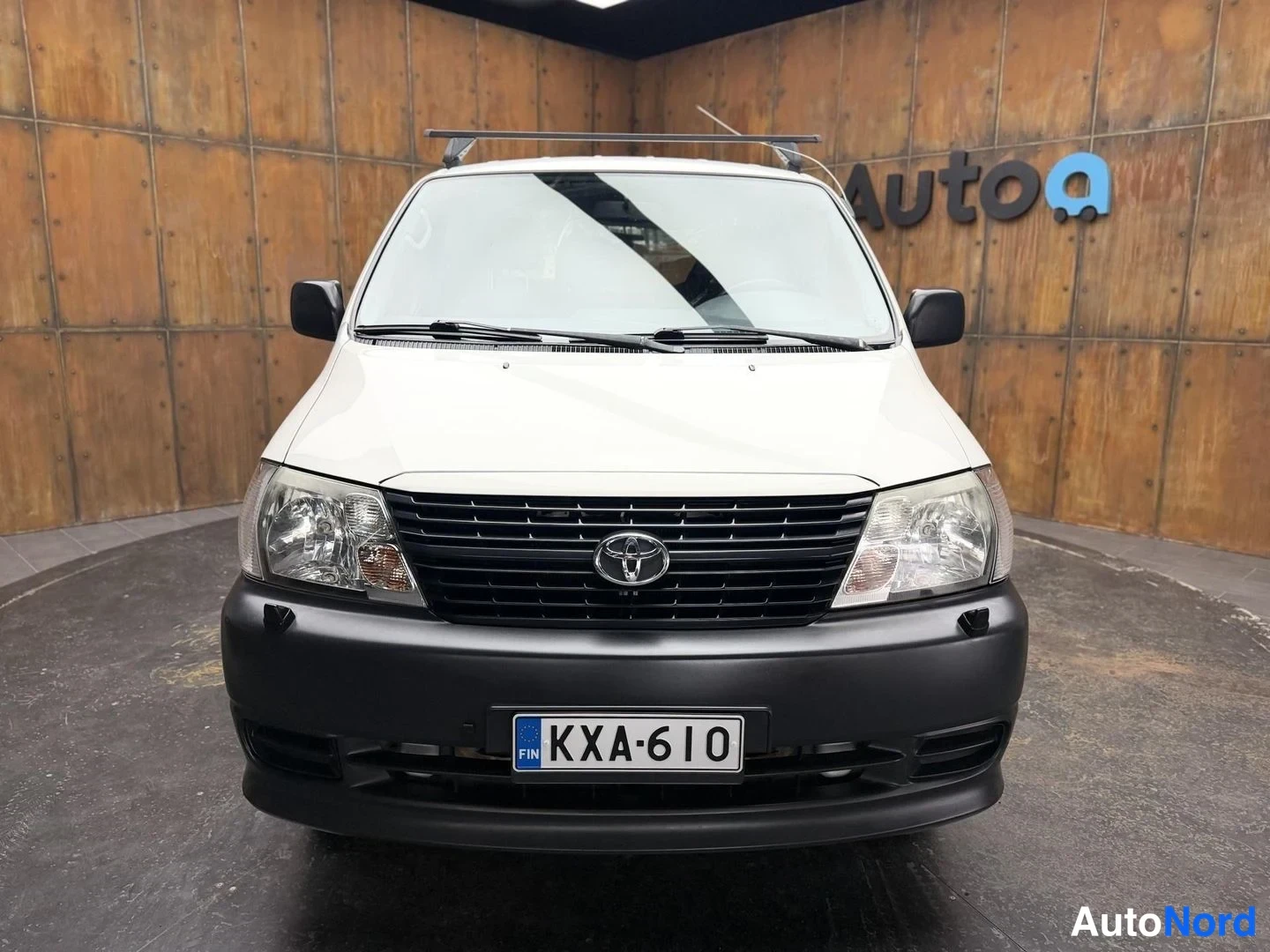 Valkoinen Toyota Hiace 2008, edestä, kuva 8