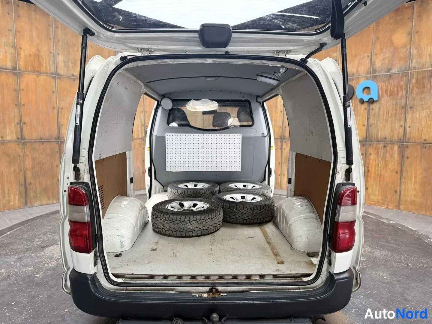 Valkoinen Toyota Hiace 2008, tavaratila, kuva 19