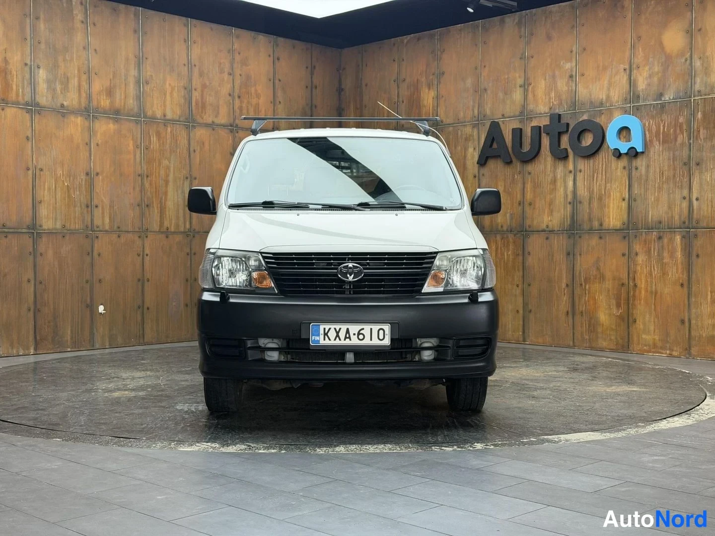 Valkoinen Toyota Hiace 2008, edestä, kuva 9