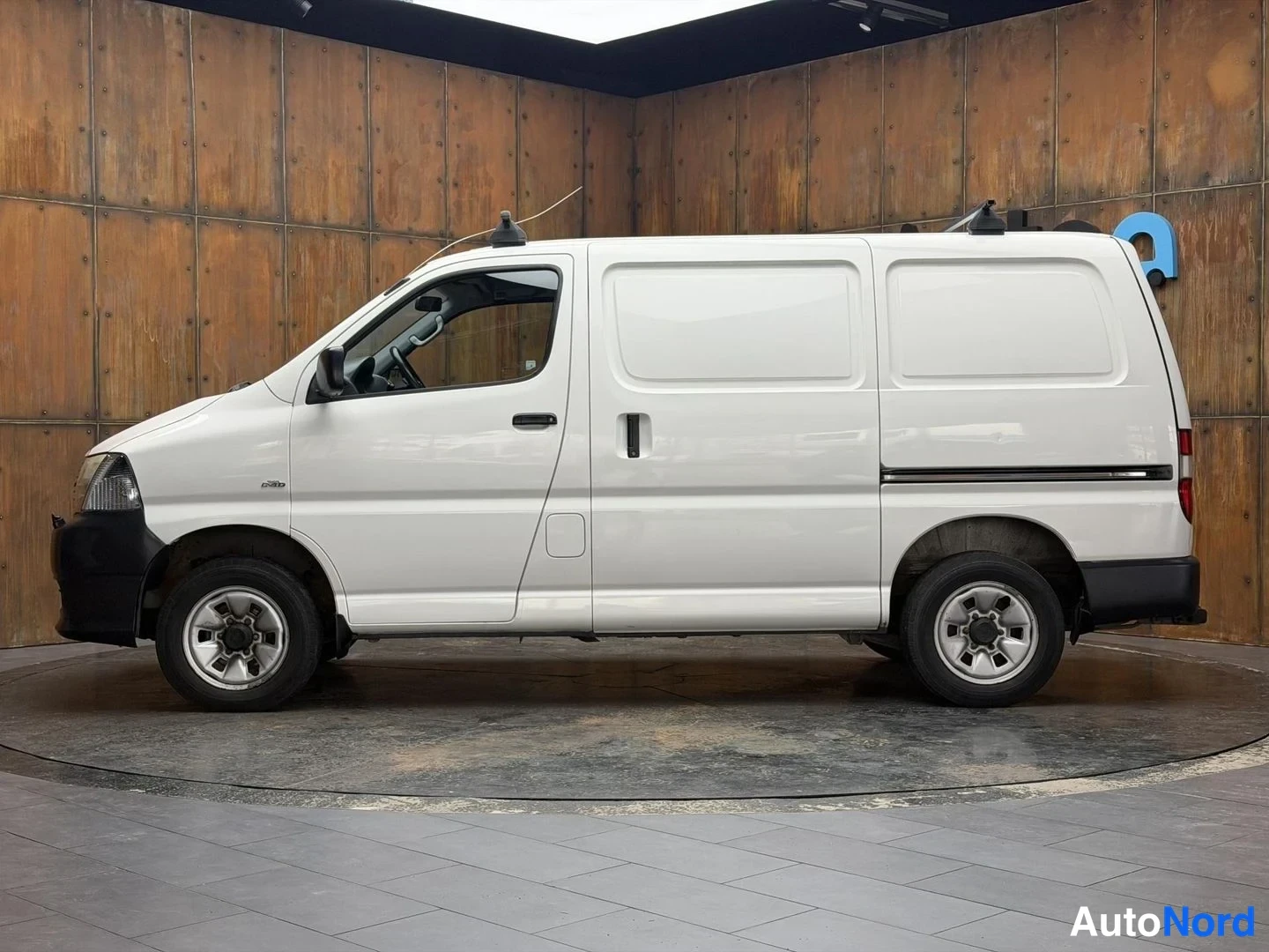 Valkoinen Toyota Hiace 2008, etuviisto, keula vasemmalle, kuva 2