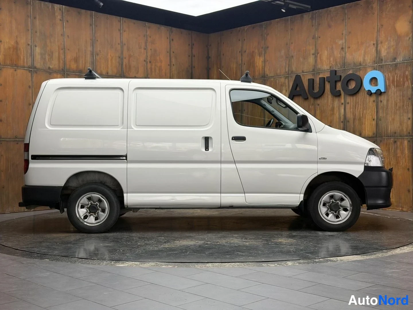 Valkoinen Toyota Hiace 2008, etuviisto, keula oikealle, kuva 7