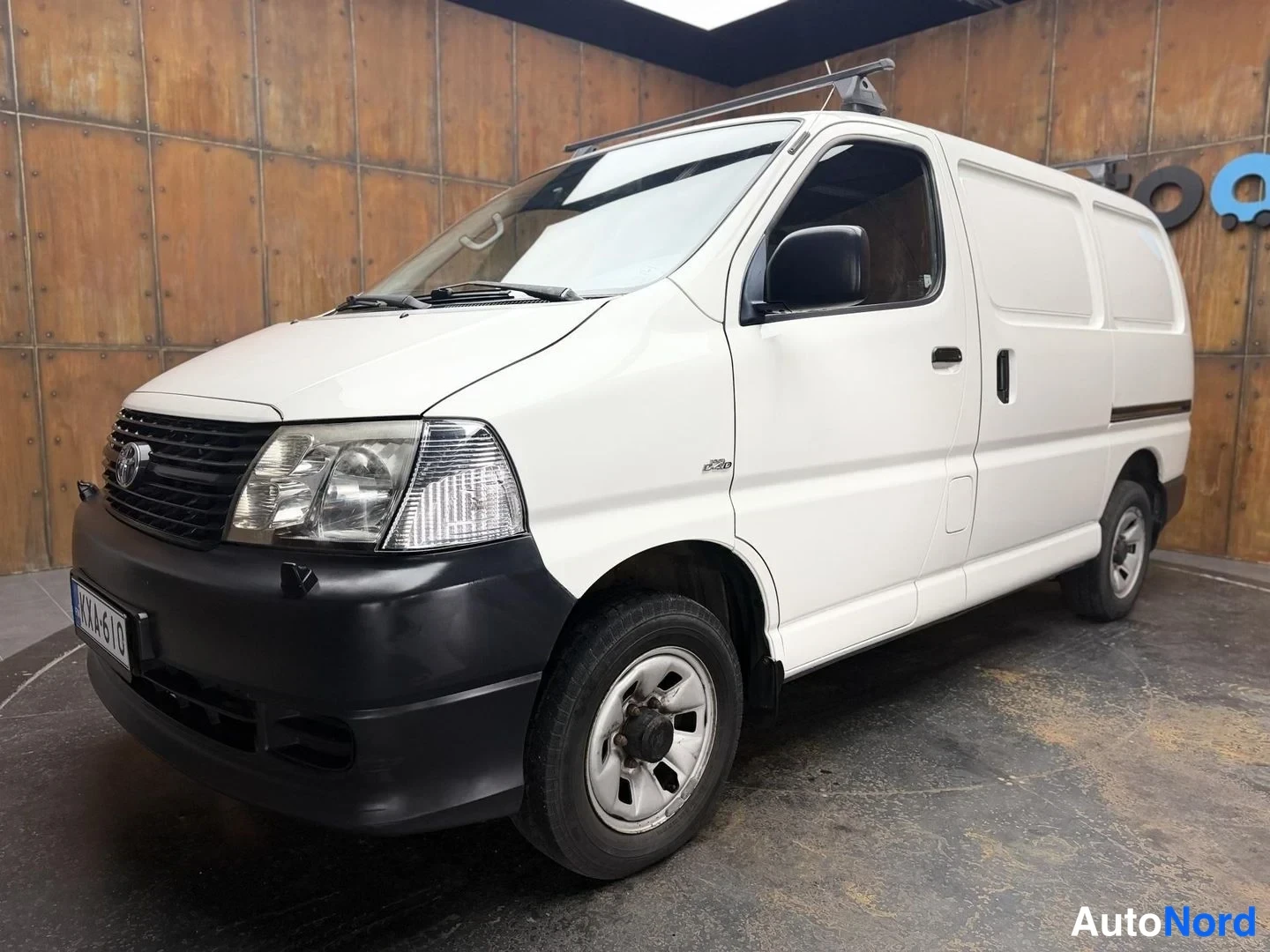 Valkoinen Toyota Hiace 2008, etuviisto, keula vasemmalle, kuva 4