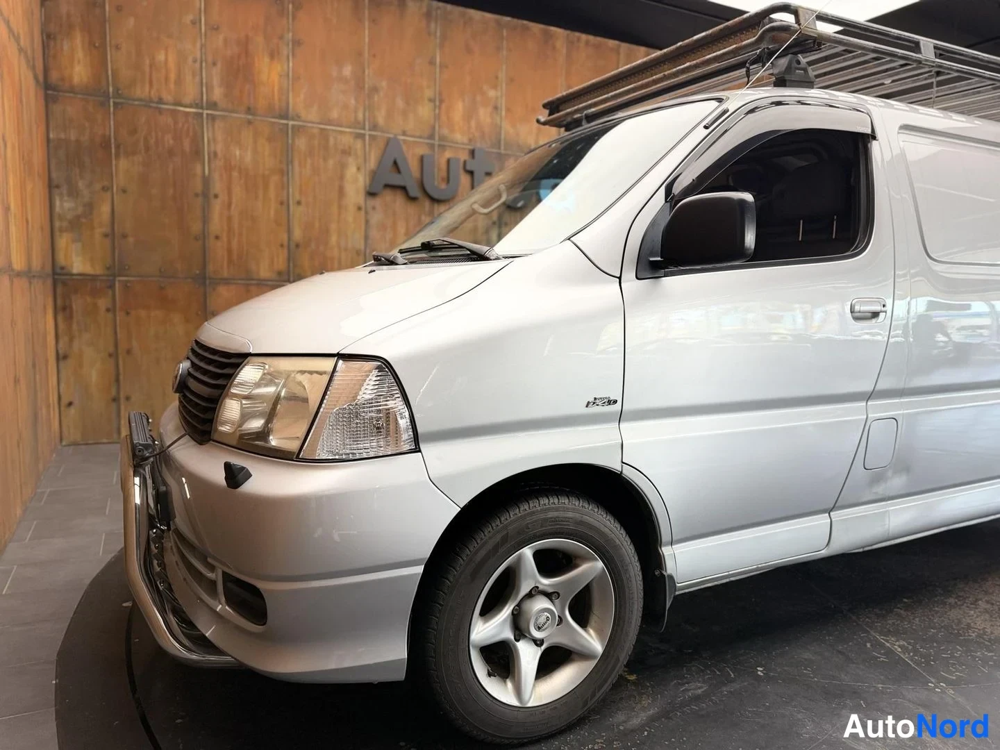 Hopea Toyota Hiace 2007, etuviisto, keula vasemmalle, kuva 2