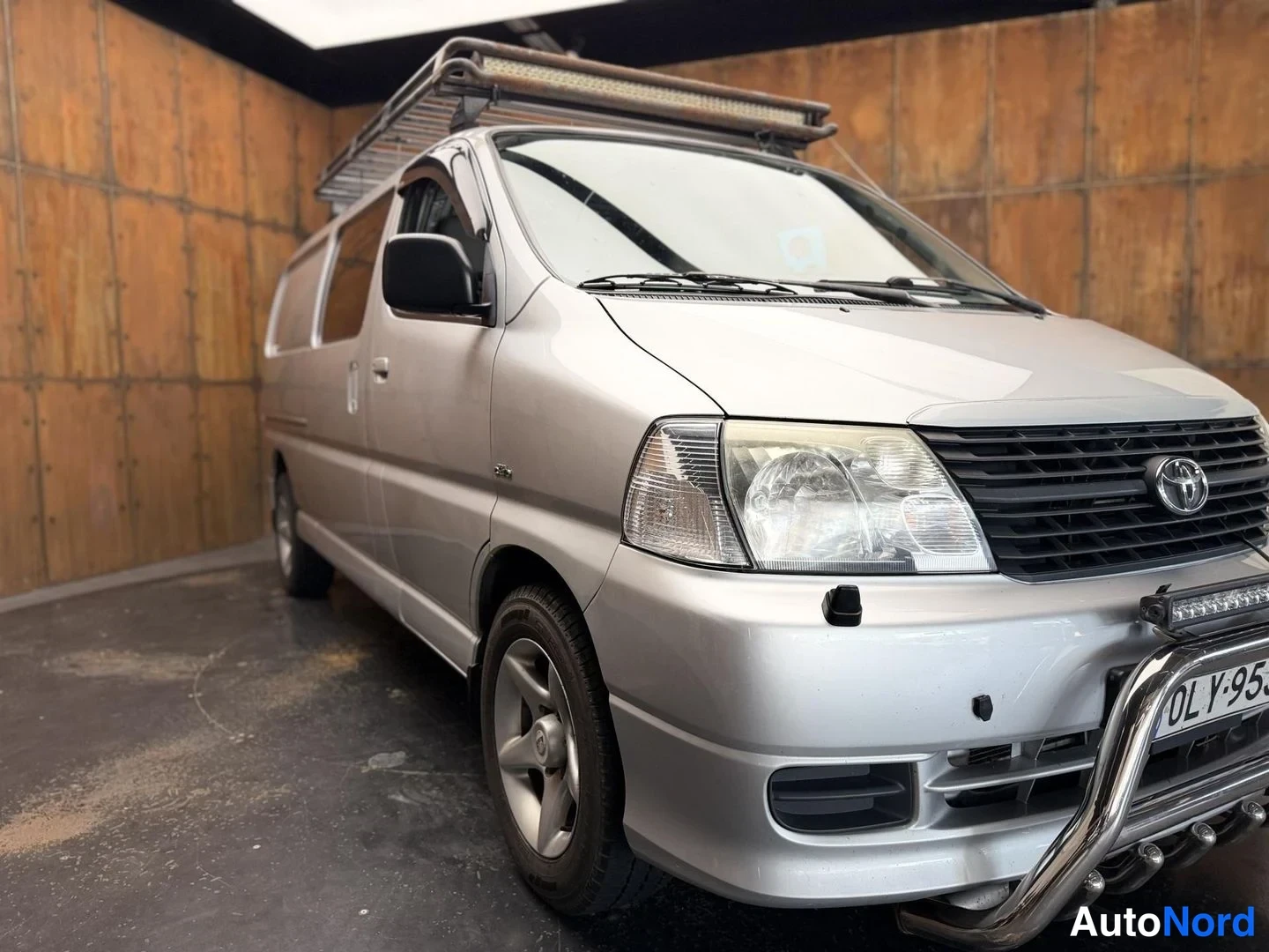 Hopea Toyota Hiace 2007, etuviisto, keula oikealle, kuva 7