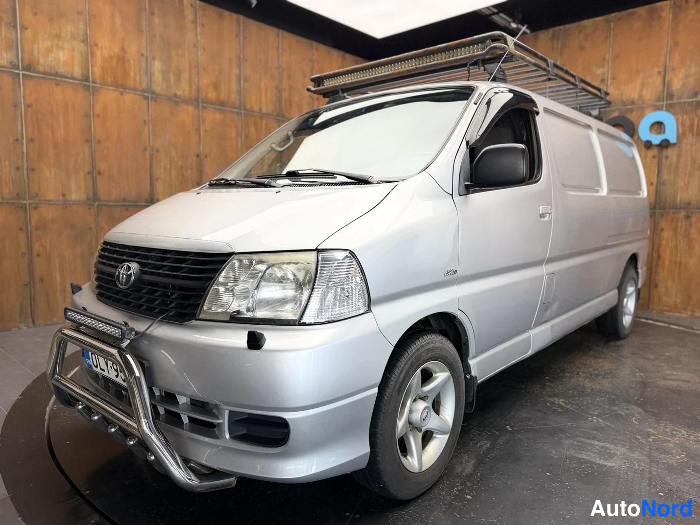 Hopea Toyota Hiace 2007, etuviisto, keula vasemmalle, kuva 3