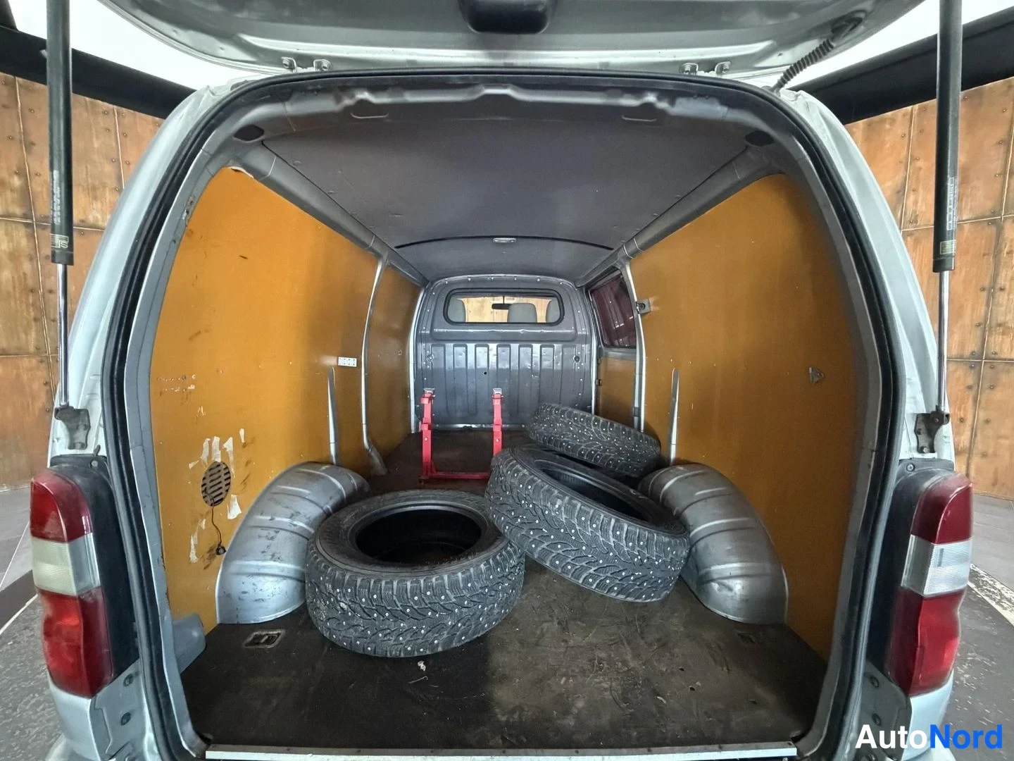 Hopea Toyota Hiace 2007, tavaratila, kuva 22