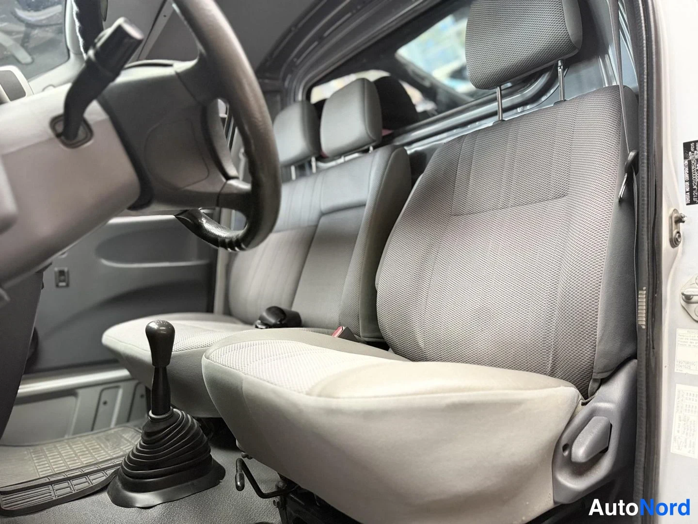 Hopea Toyota Hiace 2007, etuistuimet, kuva 20