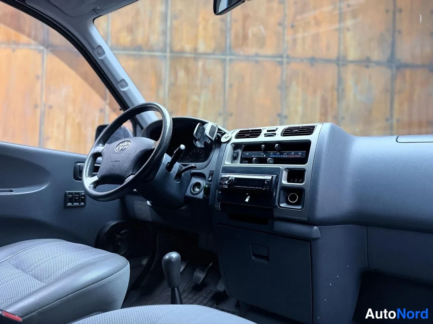 Hopea Toyota Hiace 2007, ohjaamo, kuva 18