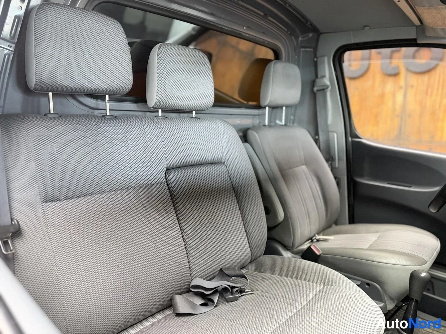 Hopea Toyota Hiace 2007, takaistuimet, kuva 21