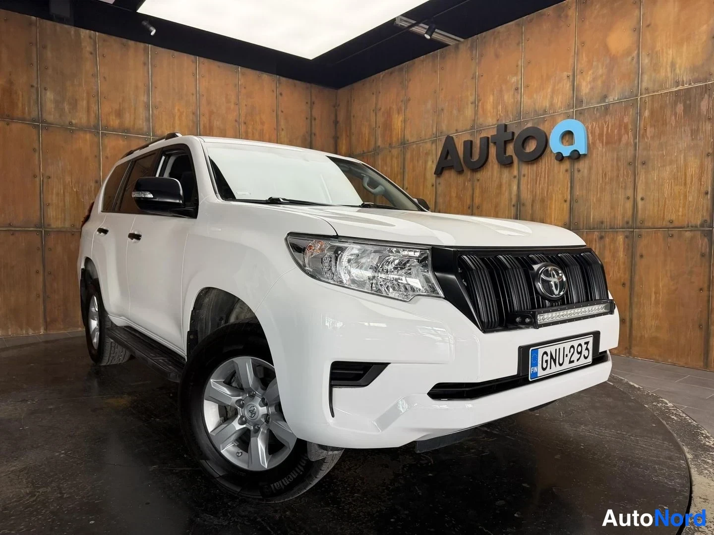 Valkoinen Toyota Land Cruiser 2019, etuviisto, keula oikealle, kuva 4