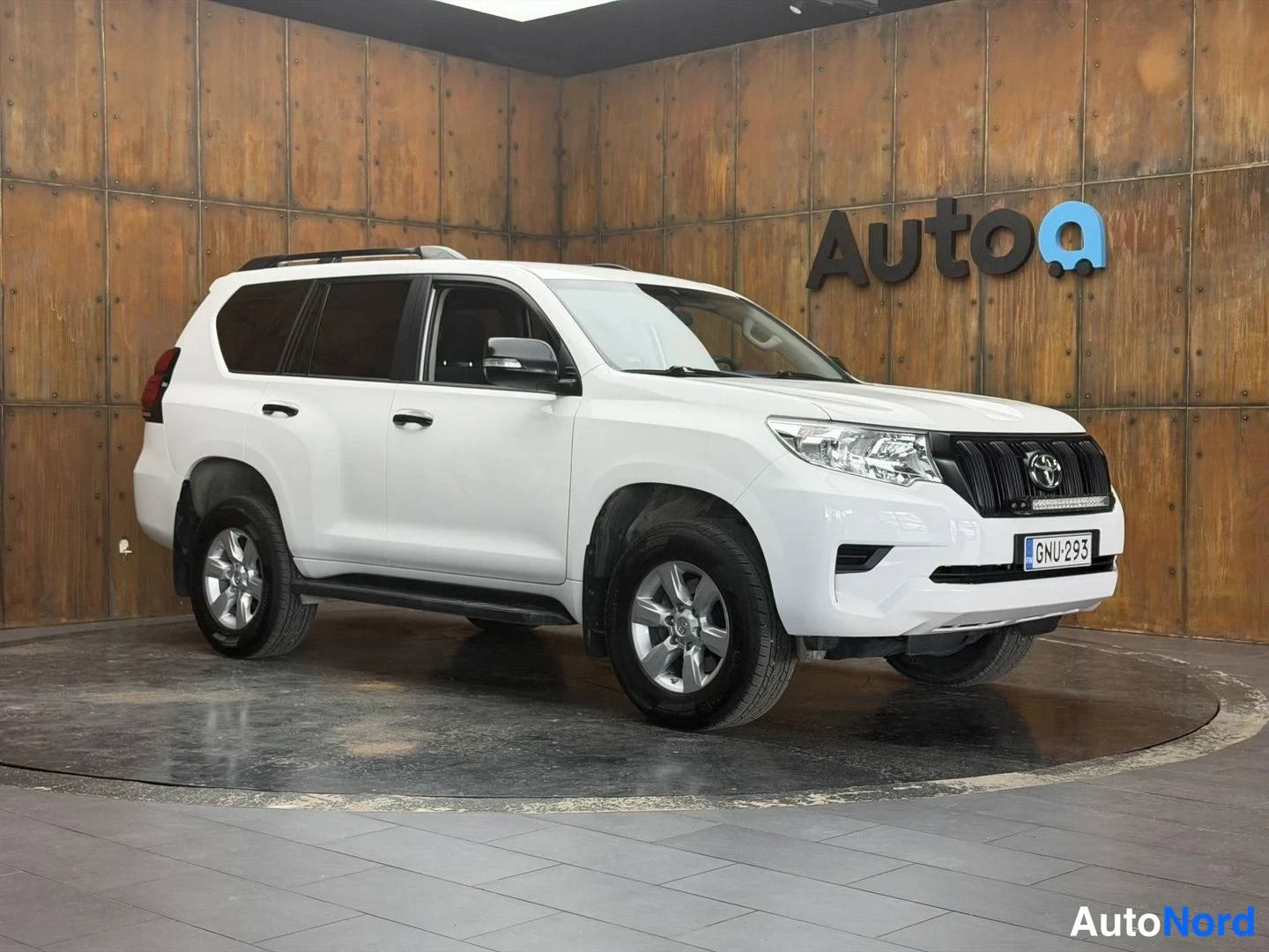 Valkoinen Toyota Land Cruiser 2019, etuviisto, keula oikealle, kuva 5