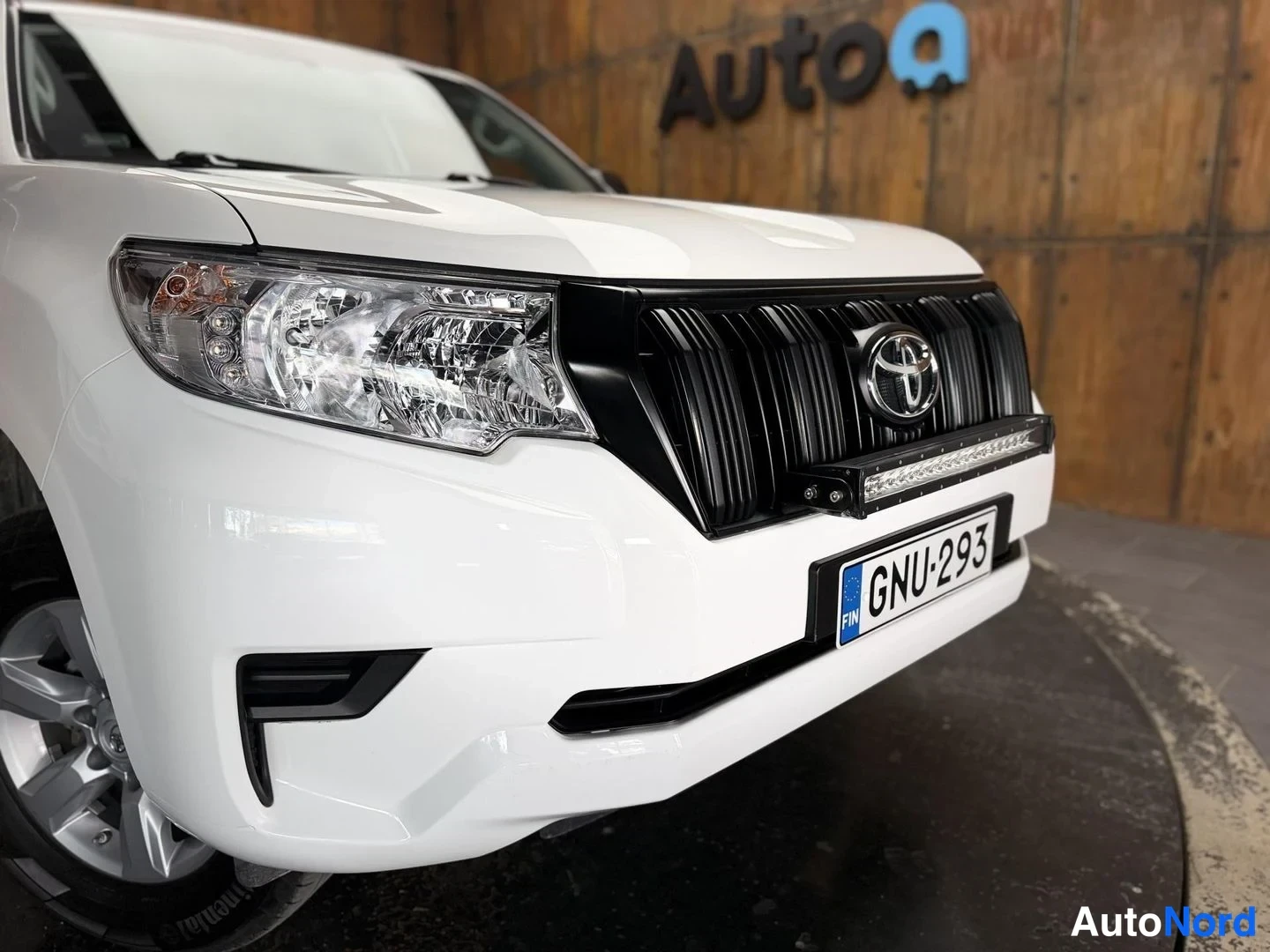 Valkoinen Toyota Land Cruiser 2019, edestä, kuva 7