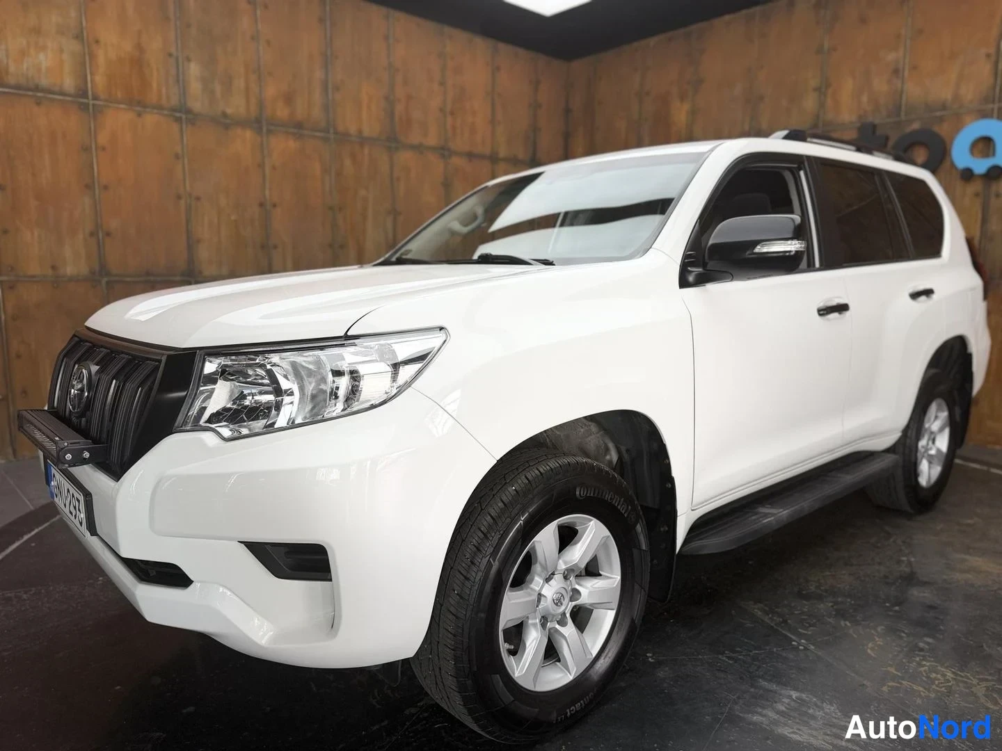 Valkoinen Toyota Land Cruiser 2019, etuviisto, keula vasemmalle, kuva 3