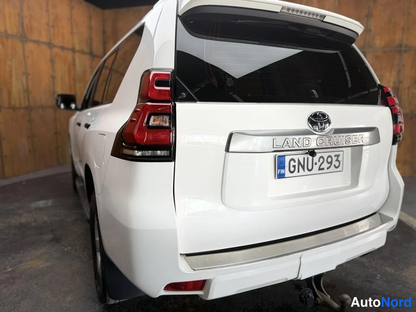 Valkoinen Toyota Land Cruiser 2019, takaviisto, kuva 13