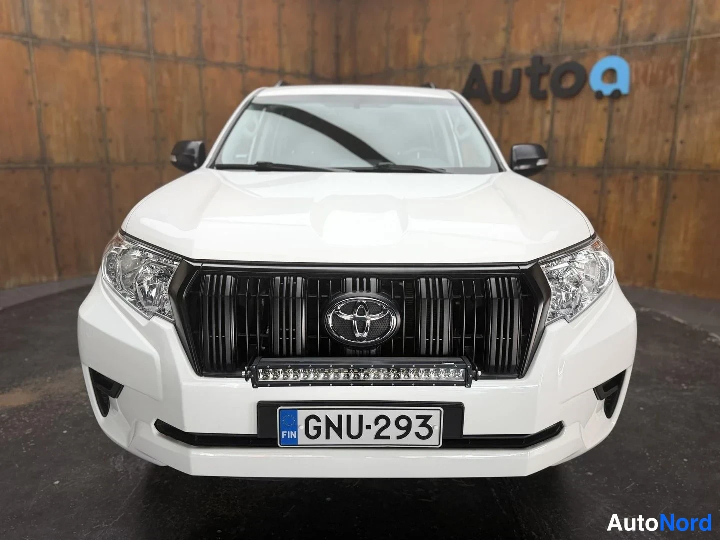 Valkoinen Toyota Land Cruiser 2019, edestä, kuva 8