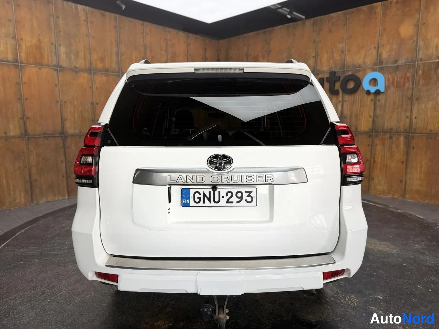 Valkoinen Toyota Land Cruiser 2019, takaa, kuva 15