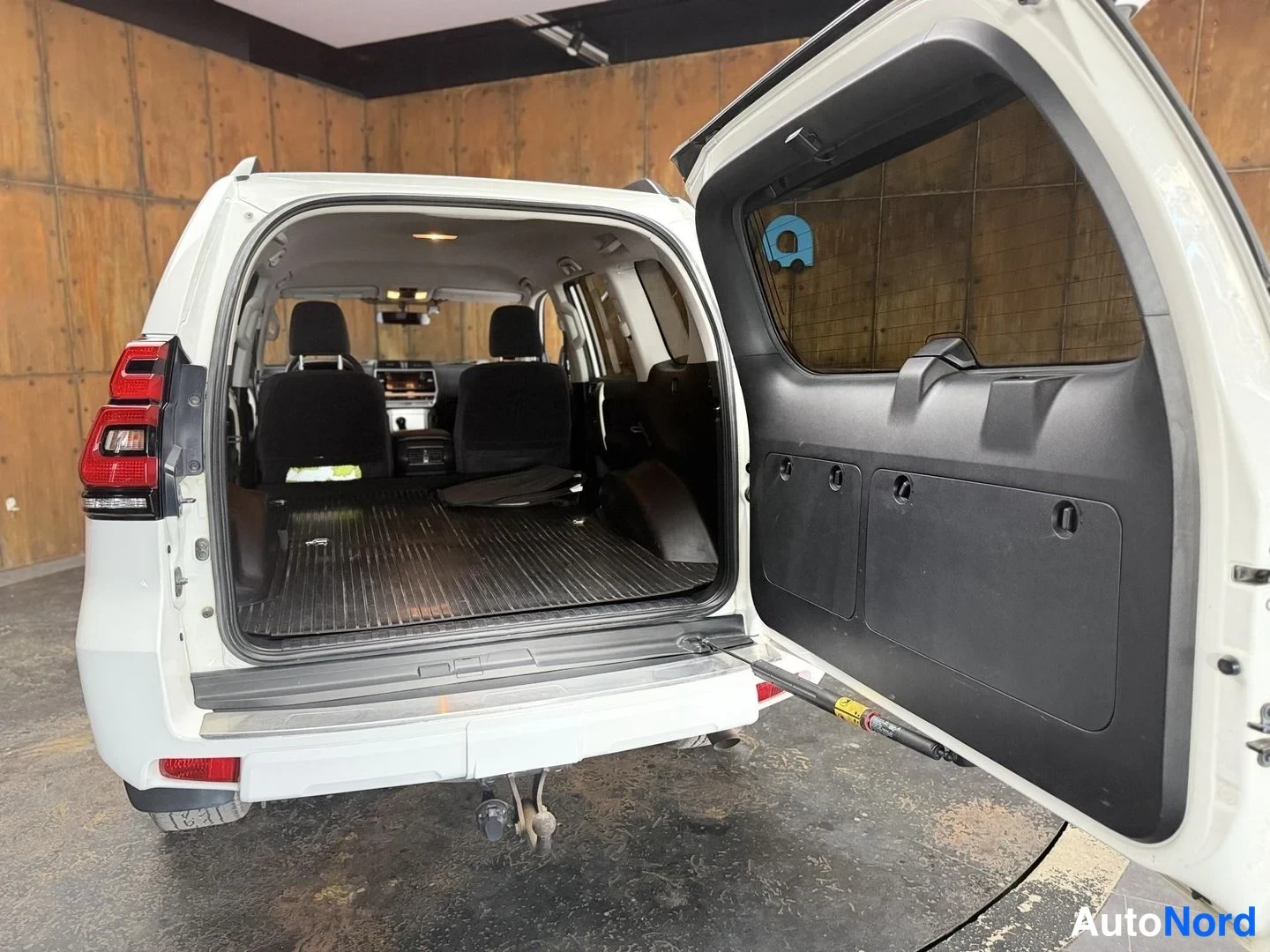 Valkoinen Toyota Land Cruiser 2019, takaa, kuva 16