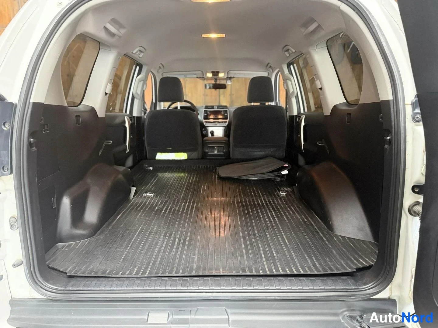 Valkoinen Toyota Land Cruiser 2019, tavaratila, kuva 20