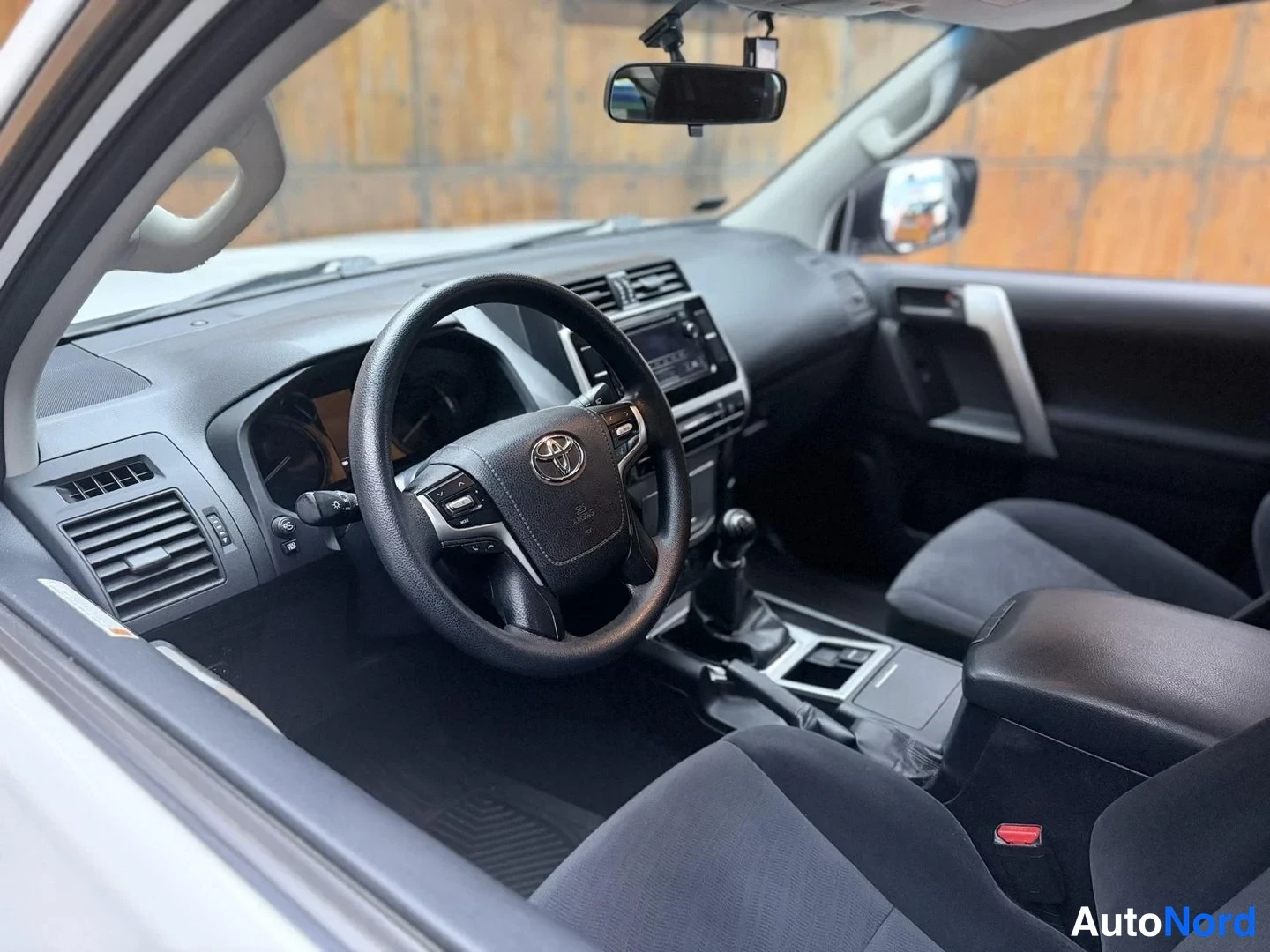 Valkoinen Toyota Land Cruiser 2019, ohjaamo, kuva 17