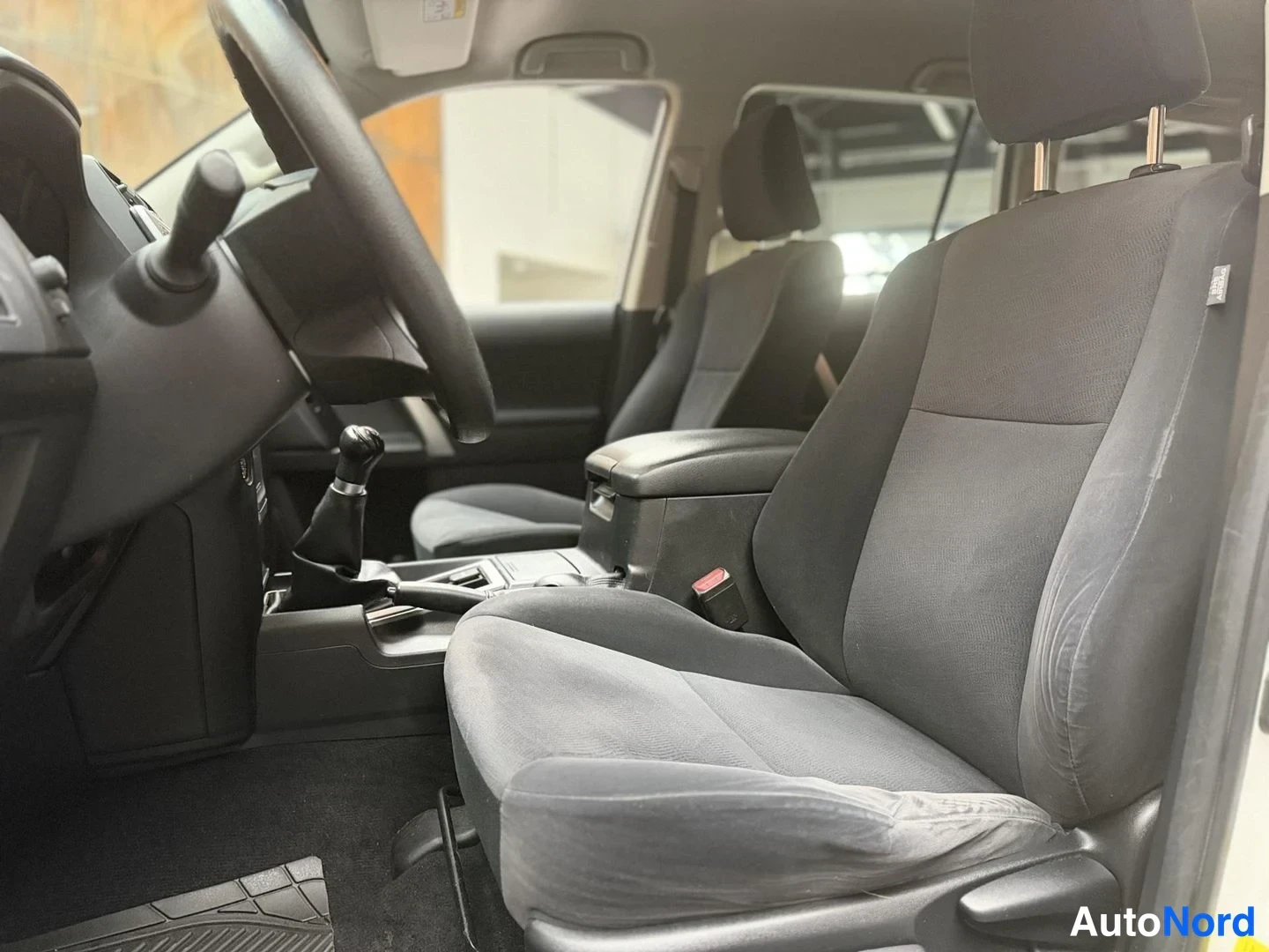 Valkoinen Toyota Land Cruiser 2019, etuistuimet, kuva 19