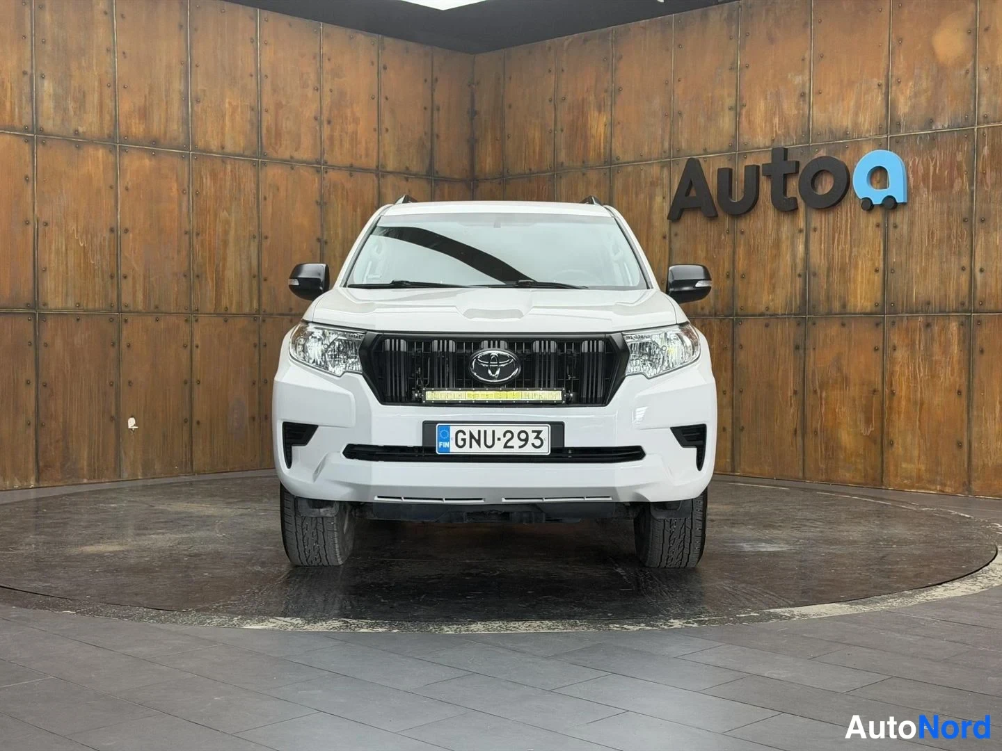 Valkoinen Toyota Land Cruiser 2019, edestä, kuva 6