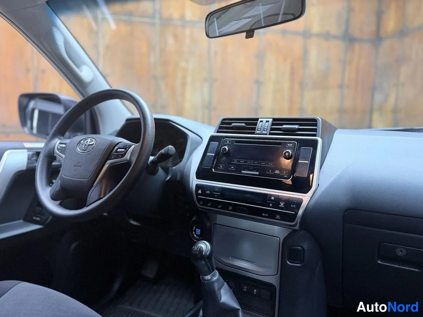 Valkoinen Toyota Land Cruiser 2019, ohjaamo, kuva 18