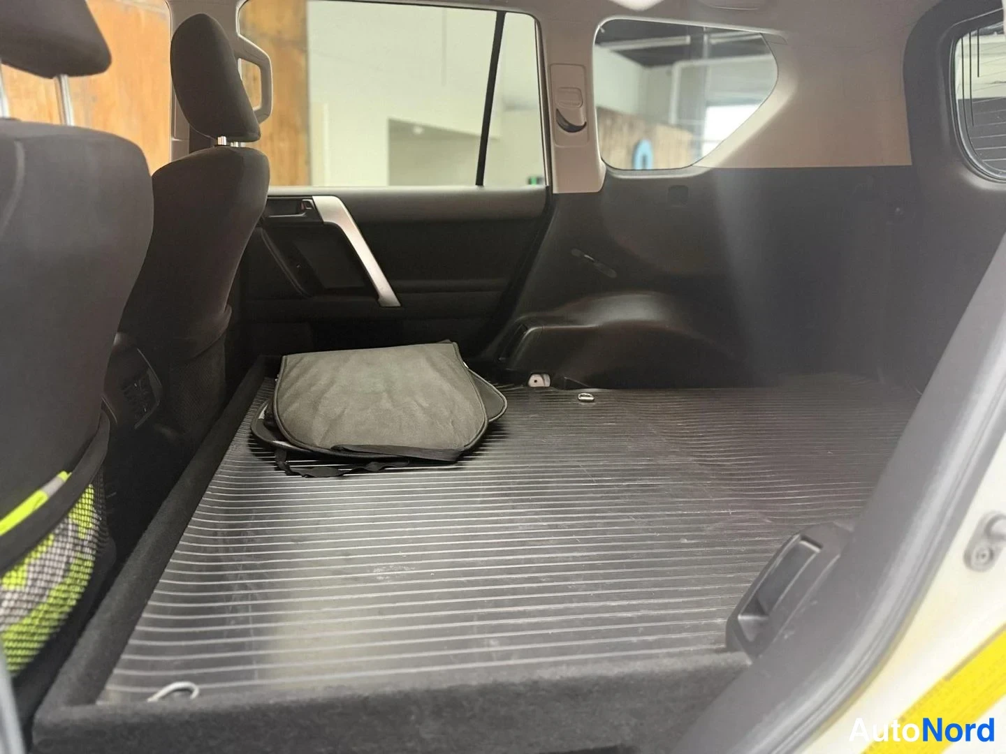 Valkoinen Toyota Land Cruiser 2019, tavaratila, kuva 21