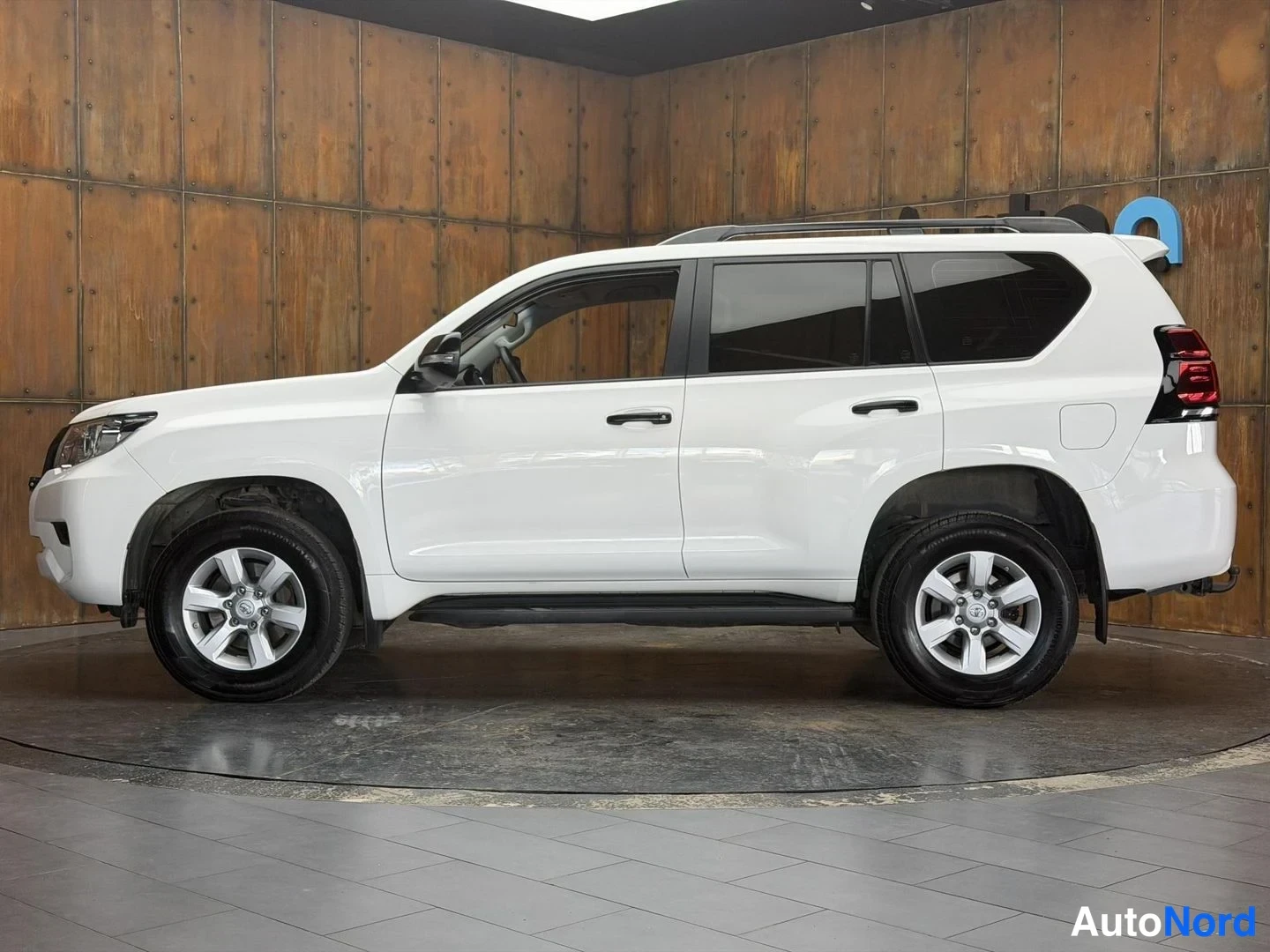 Valkoinen Toyota Land Cruiser 2019, etuviisto, keula vasemmalle, kuva 2
