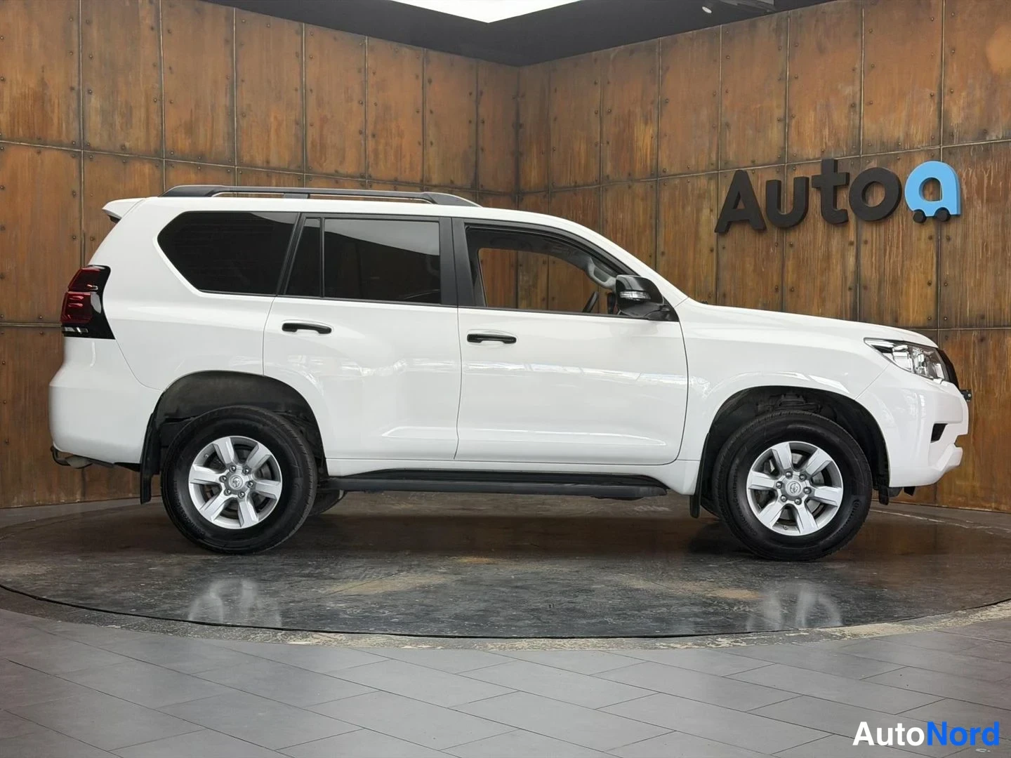Valkoinen Toyota Land Cruiser 2019, sivulta, kuva 9