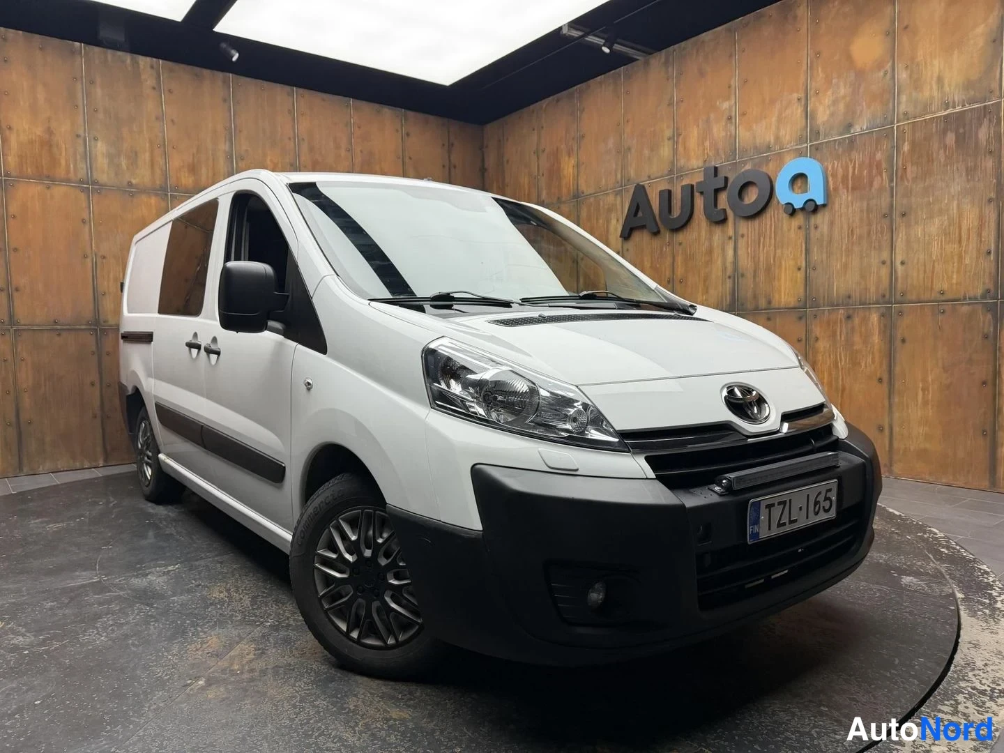 Valkoinen Toyota Proace 2014, etuviisto, keula oikealle, kuva 5