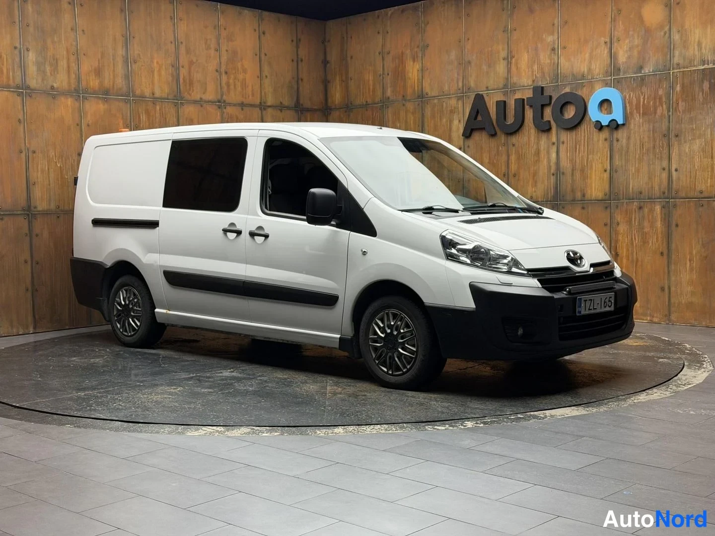Valkoinen Toyota Proace 2014, etuviisto, keula oikealle, kuva 6