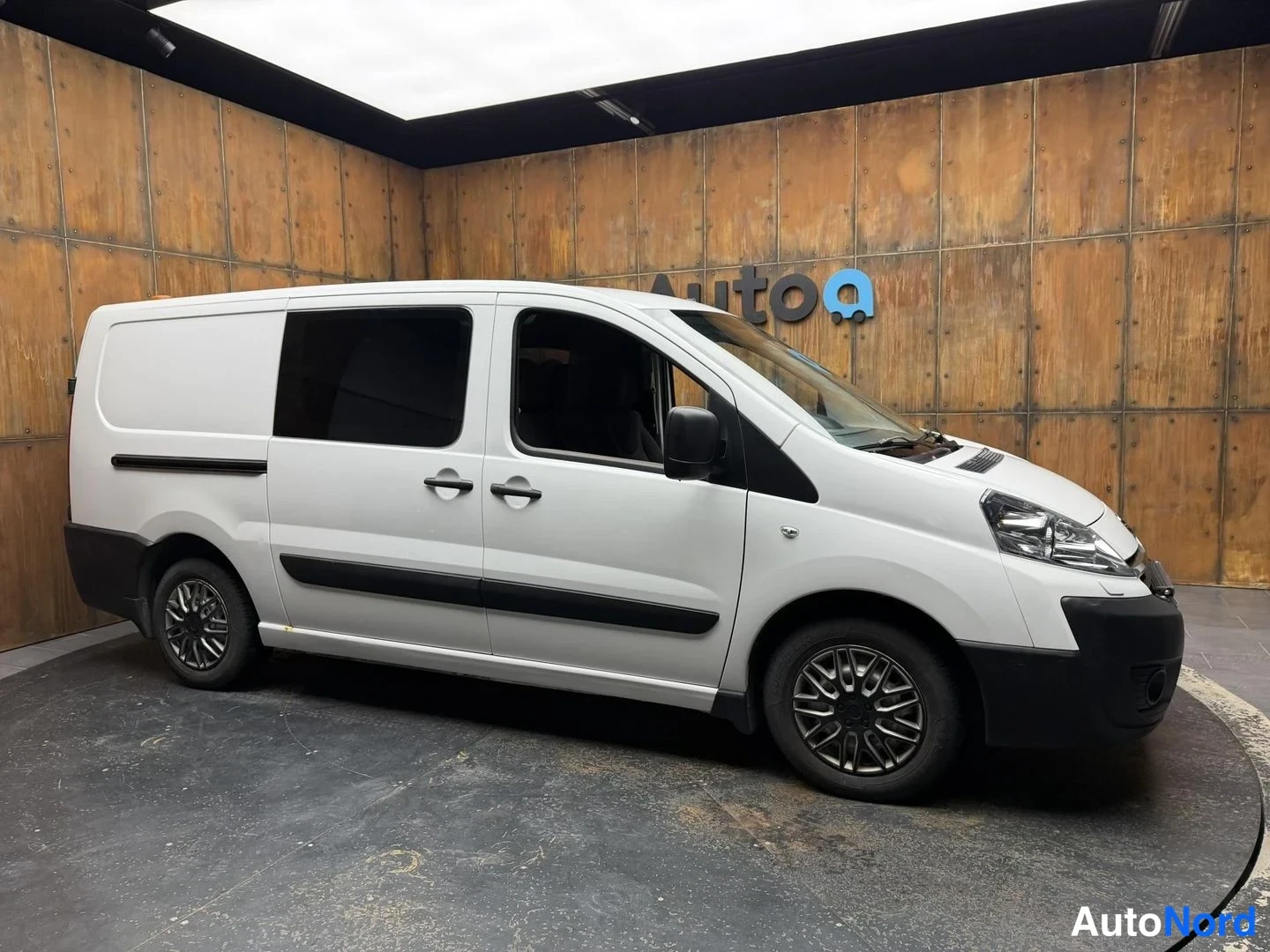 Valkoinen Toyota Proace 2014, etuviisto, keula oikealle, kuva 7