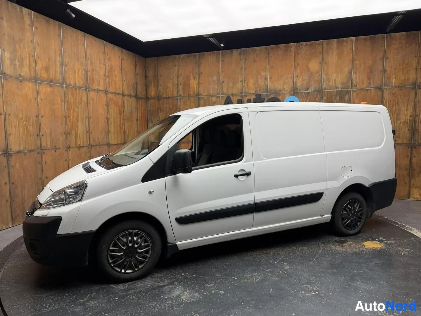 Valkoinen Toyota Proace 2014, etuviisto, keula vasemmalle, kuva 4