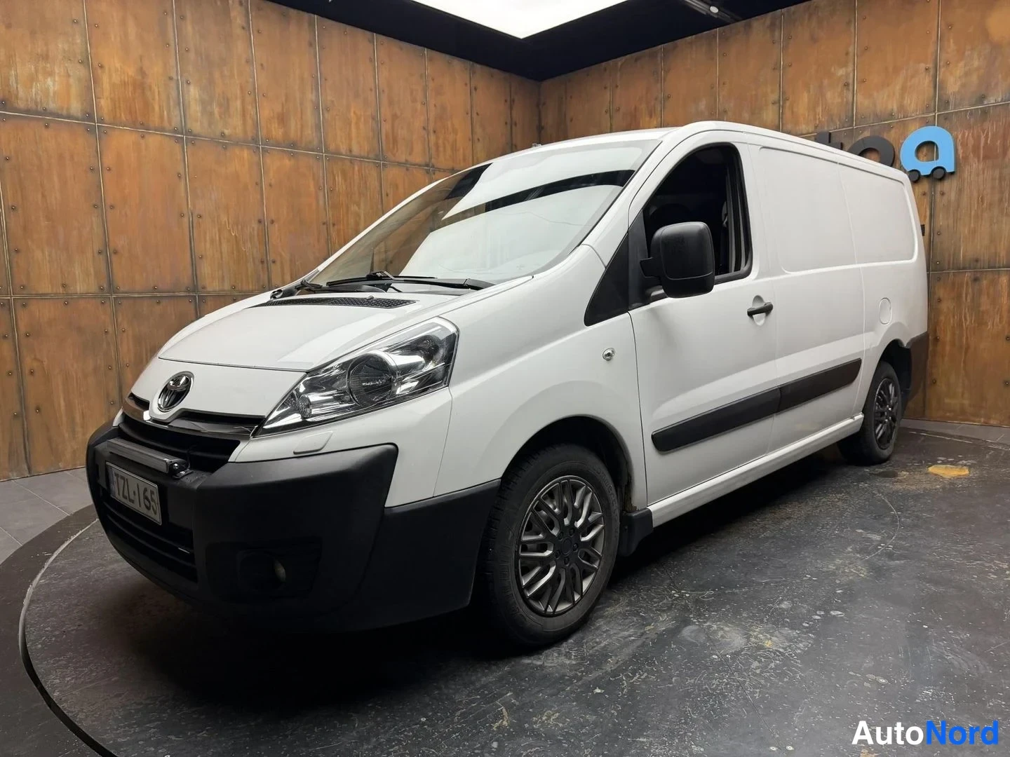 Valkoinen Toyota Proace 2014, etuviisto, keula vasemmalle, kuva 3