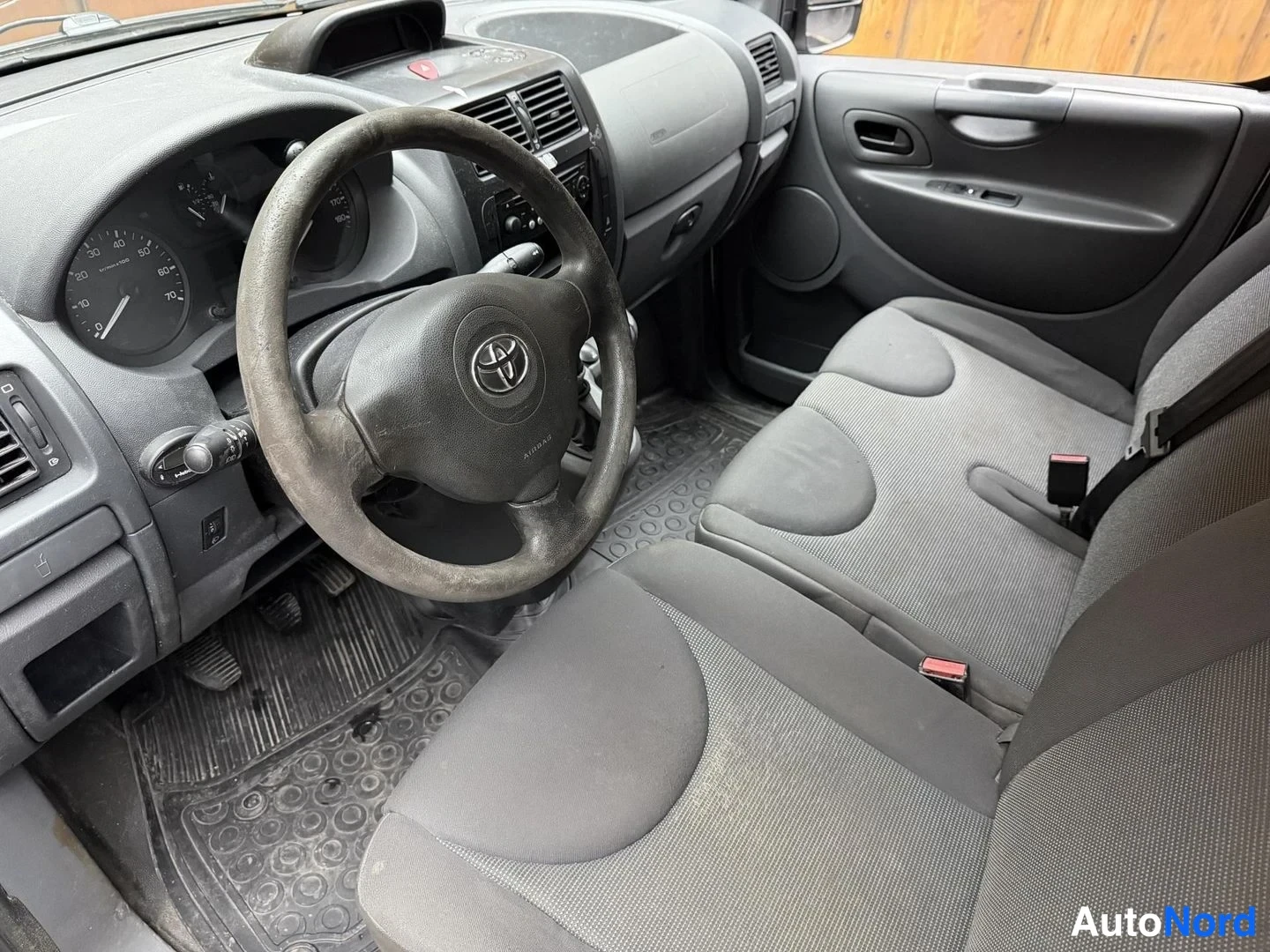 Valkoinen Toyota Proace 2014, ohjaamo, kuva 16