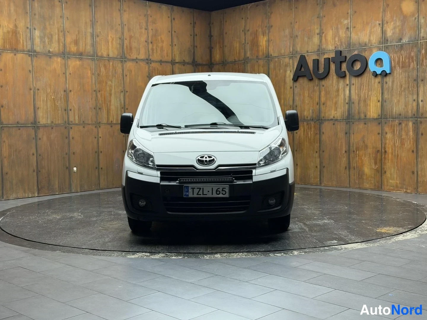 Valkoinen Toyota Proace 2014, edestä, kuva 8