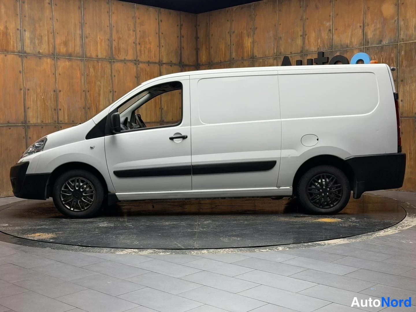 Valkoinen Toyota Proace 2014, etuviisto, keula vasemmalle, kuva 2