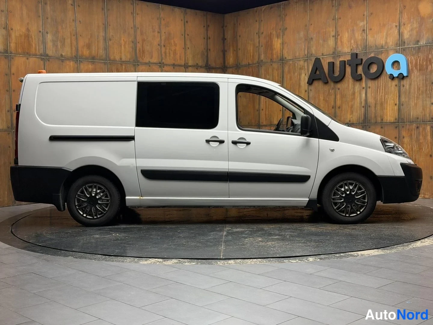 Valkoinen Toyota Proace 2014, sivulta, kuva 10