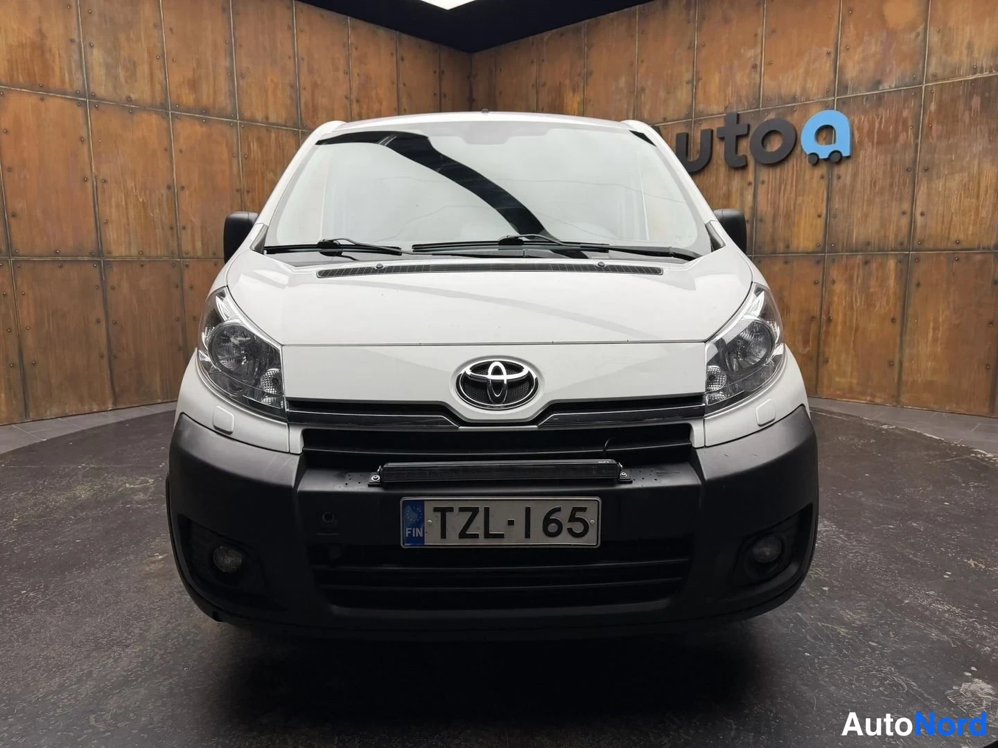 Valkoinen Toyota Proace 2014, edestä, kuva 9