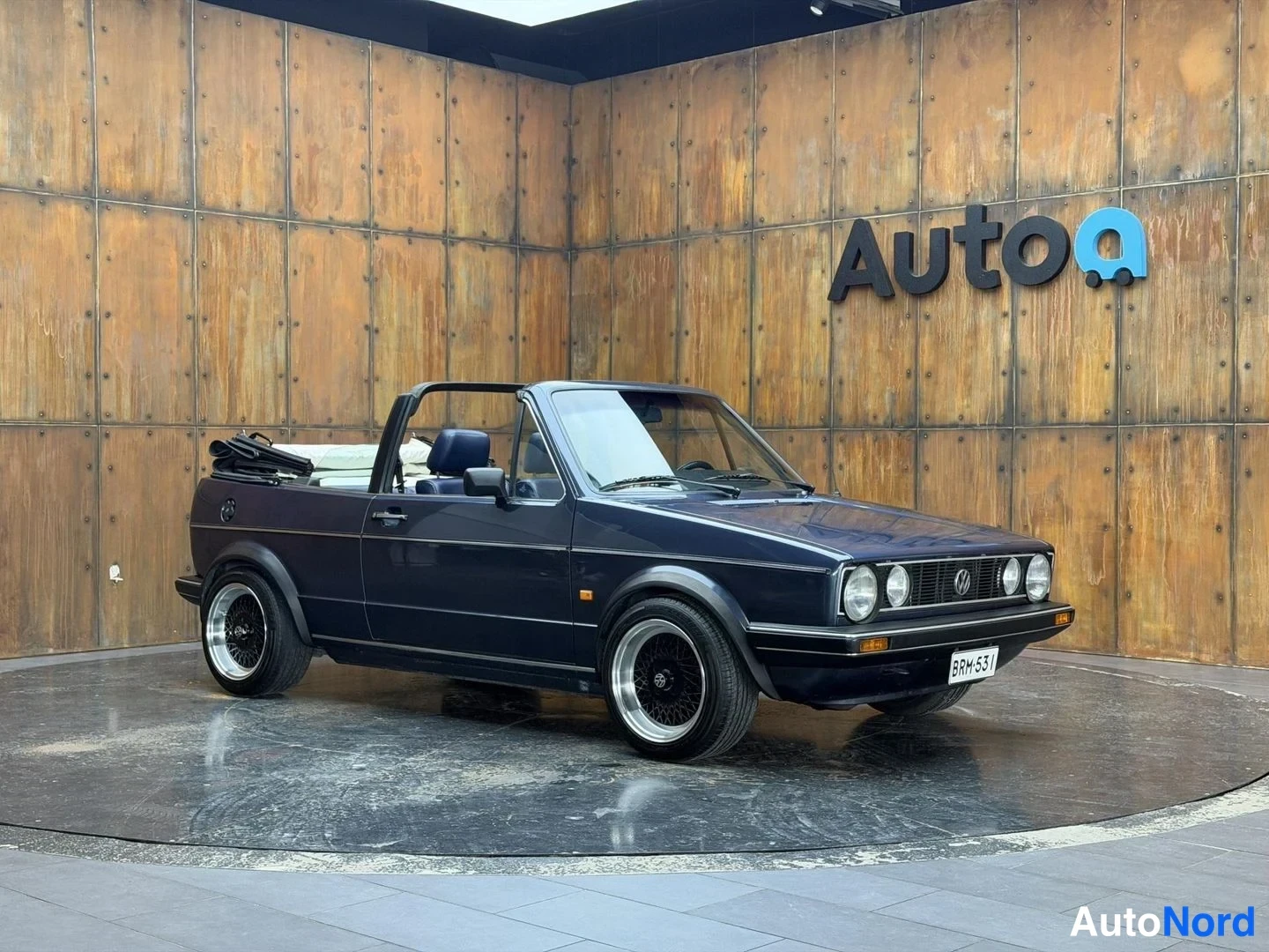 Sininen Volkswagen Golf 1986, etuviisto, keula oikealle, kuva 8