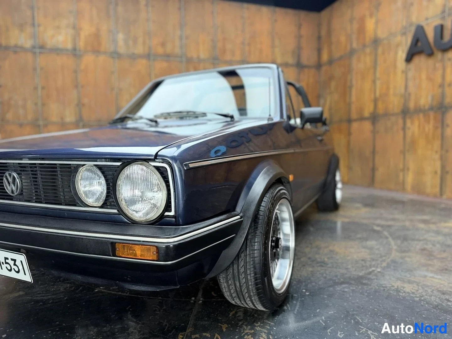 Sininen Volkswagen Golf 1986, etuviisto, keula vasemmalle, kuva 4