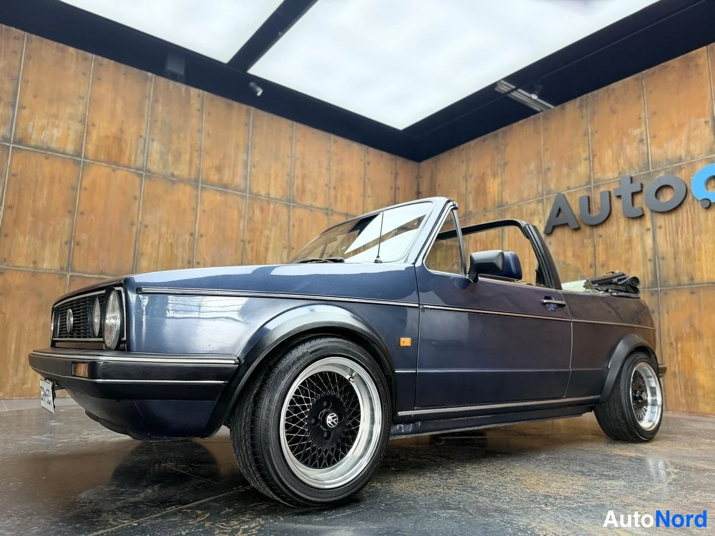 Sininen Volkswagen Golf 1986, etuviisto, keula vasemmalle, kuva 2