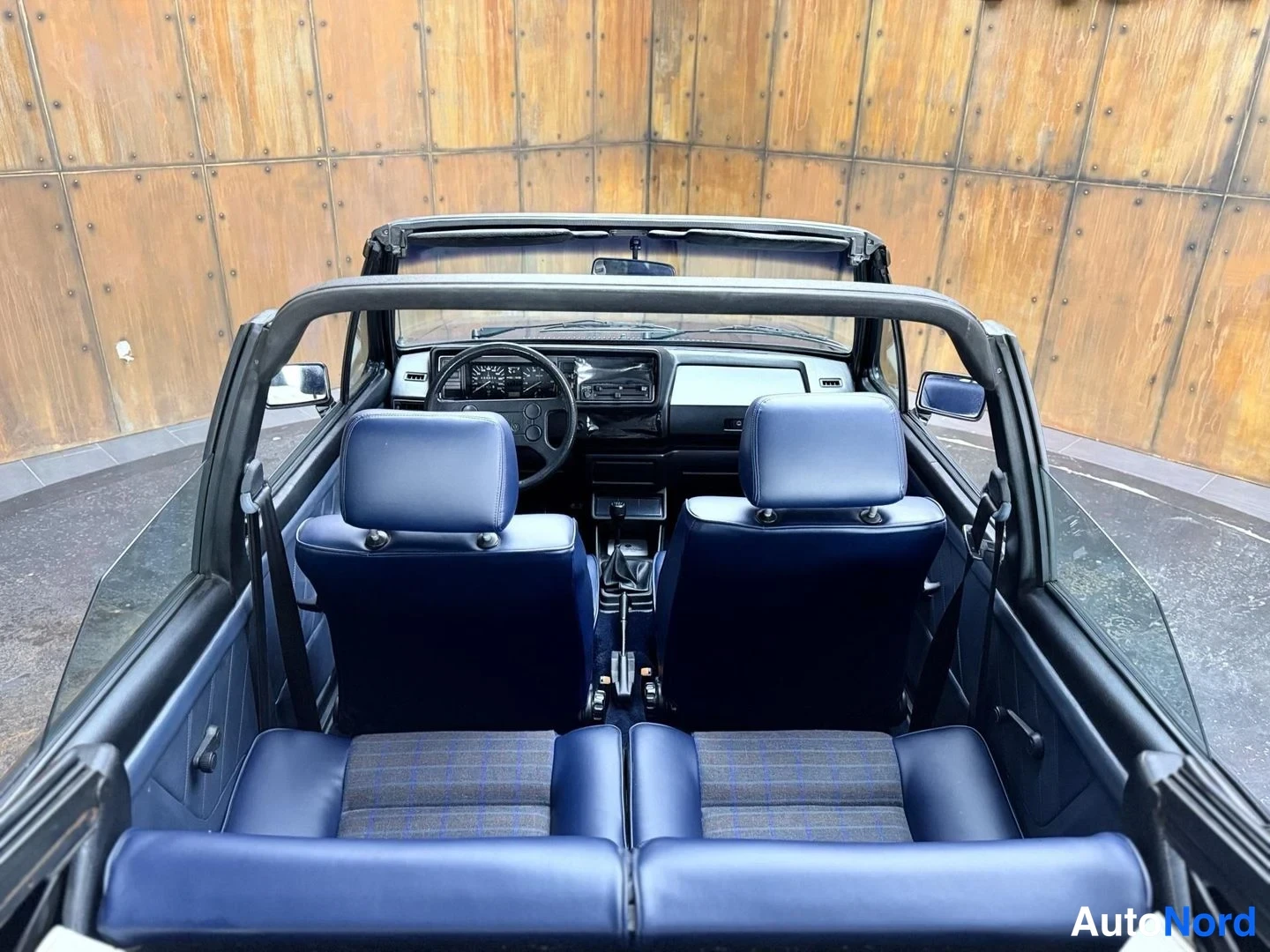 Sininen Volkswagen Golf 1986, ohjaamo, kuva 27