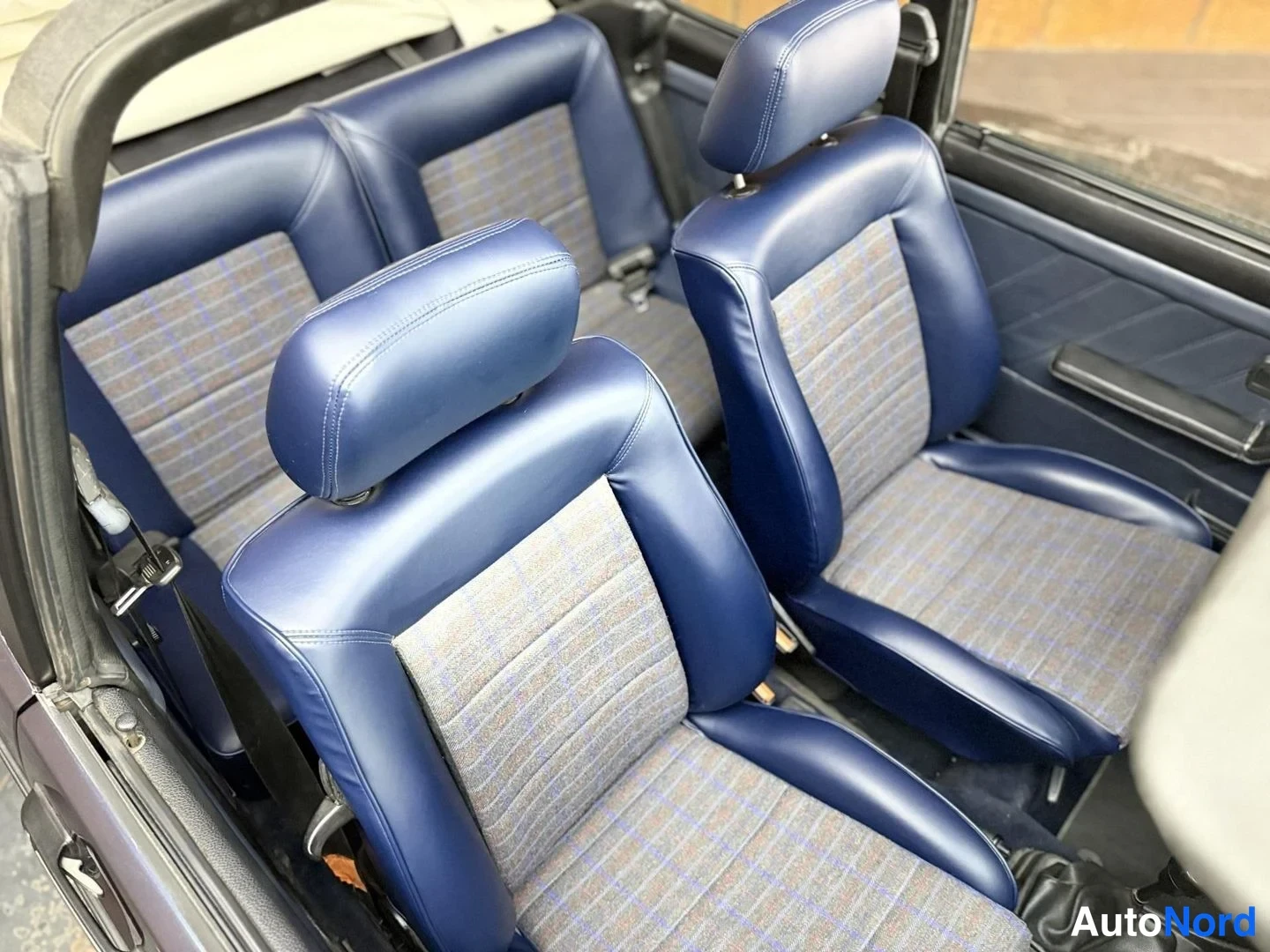 Sininen Volkswagen Golf 1986, etuistuimet, kuva 30