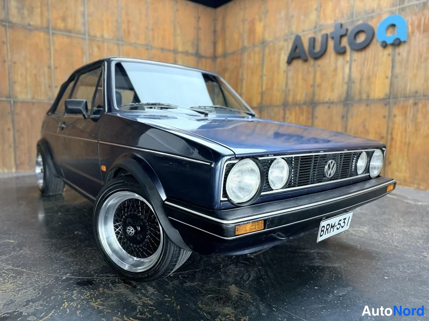 Sininen Volkswagen Golf 1986, etuviisto, keula oikealle, kuva 9