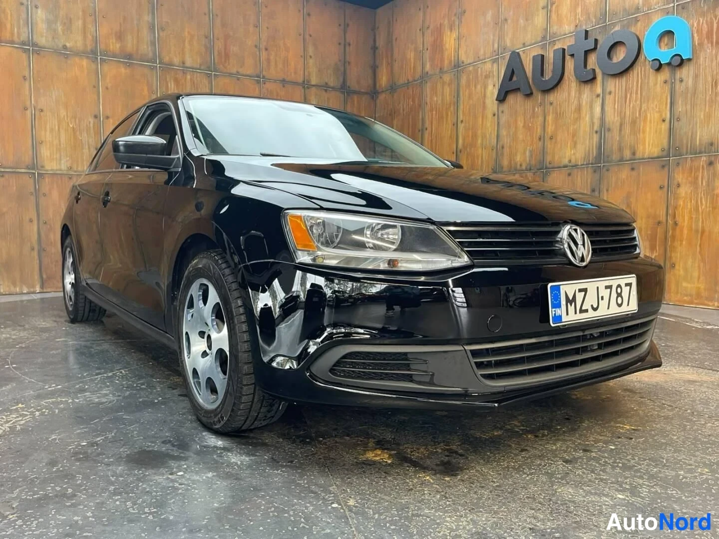 Musta Volkswagen Jetta 2011, etuviisto, keula oikealle, kuva 3