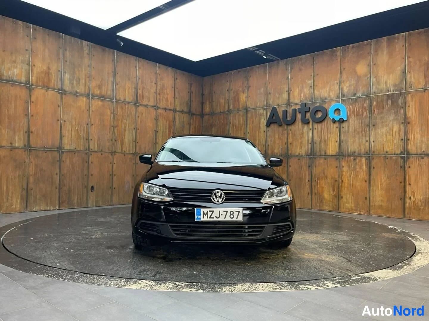 Musta Volkswagen Jetta 2011, edestä, kuva 8