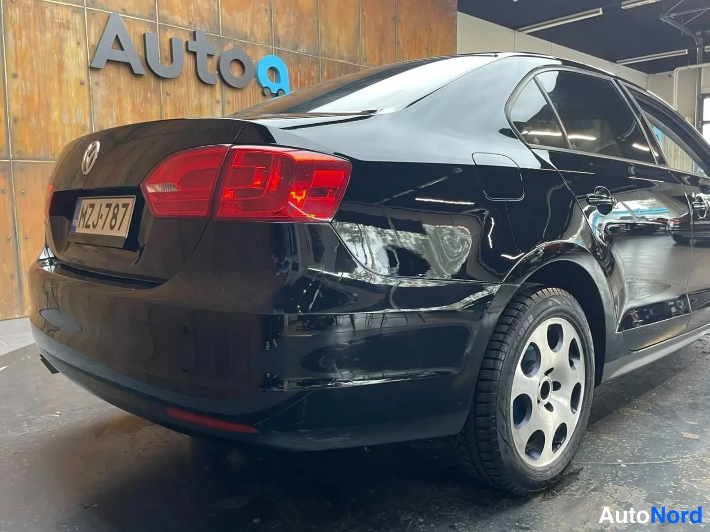Musta Volkswagen Jetta 2011, takaviisto, kuva 14